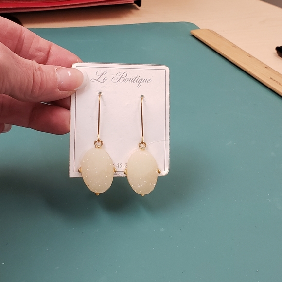 Le Boutique, NWT, light cream rough agate dangle S hook earrings - Picture 2 of 10